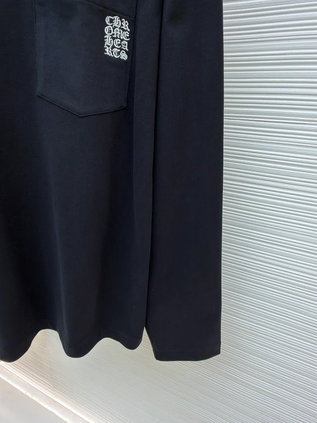 Chrome Hearts pocket embroidered long T-shirt ●Original version: purchased and developed for 5999 ●Item number: 1681980-A35 ●Fabric: brushed plain weave fabric ●Technology: embroidery production ●Color: black ●Version: loose fit ●Weight: about 390 grams ●Size: S-M-L-XL ●Description: The fabric is made of 32-count double yarn brushed plain weave cloth 240g, and the double-sided brushing process is particularly comfortable. It comes with 1x1 thread of 280g, Behringer embroidery is used for the embroidery, and lambskin molding and custom-made embossing abrasives are used for the leather label. The overall wiring is straight and delicate, the fabric is comfortable and soft, and the color is consistent without color difference. It can be matched with the same style to create a fashionable look and control various occasions. Customized accessories, complete with three standards, same style for men and women!